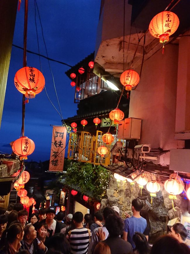 東京の友人と久しぶりに乾杯をしていた夜。<br />ふとした話の流れから、彼女が、まだ台北を<br />訪れたことがないことが判明…(((((((・・;)<br />それは、行ってみなくちゃ!<br />そして、トントン拍子に話が進み、東京から二人、私と妹(神奈川在住)は関空から、台北で集合することに決定。<br /><br />仕事の都合で、東京組の二人は金曜日からの2泊3日。私と妹は1泊追加の3泊4日。 プラス1日分は、今、話題のスポットがいっぱいの台中に行ってみることにしました。<br /><br />台湾グルメに、観光、お買い物で<br />お・も・て・な・し<br />東京組の二人を 台北LOVERにするぞ~!<br />(^。^)y-゜゜゜<br />