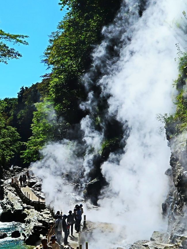 小安峡大噴湯<br />　皆瀬川の急流が長年にわたり両岸を深く浸食してできたV字谷「小安峡」。春は新緑、秋は紅葉。そして冬は峡谷に下がる大きなつらら「しがっこ」を楽しむことができます。<br /> 　岩づたいに階段を約60m程降りると、その先には遊歩道が続いています。大地の息吹を感じさせるように熱湯と蒸気が激しく噴出しているここが、小安峡一の名所、「大噴湯」です。蒸気や熱水がたまっている地熱貯留層の亀裂が露出しているという世界でも珍しい地形です。河原湯橋の上からも蒸気の噴出を眺めることができます。<br />　http://www.city-yuzawa.jp/midokoro05/736　より引用<br /><br />小安峡（おやすきょう）は、秋田県湯沢市にある雄物川支流、皆瀬川上流にある峡谷。全長約8kmで、栗駒国定公園に含まれる。ゆざわジオパークのジオサイトに認定されている。 <br />上流すぐの位置には小安峡温泉があるため、観光地としても人気が高い。比高50 mの間に不動滝、薬師滝など大小無数の滝がある。また、絶壁の岩間から、98度にも達する蒸気が噴出する大噴湯で知られ、同峡谷のハイライトにもなっている。 <br />紅葉の名所でもあり、交通アクセスも比較的よいことから観光地としても発展しており、一帯には遊歩道がしっかりと整備されている。また、周辺には稲庭うどんを出す店が多い。<br />（フリー百科事典『ウィキペディア（Wikipedia）』より引用）<br /><br />小安峡　については・・<br />https://www.oyasukyo.jp/<br />http://akitayuzawa.jp/midokoro0321.html<br />https://www.akitafan.com/special/kouyou/spot/24384<br /><br />栗駒（くりこま）国定公園は岩手県、宮城県、秋田県、山形県にまたがる大規模な山岳国定公園で、総面積は771.4平方kmに及ぶ。1968年7月22日指定。前身は東北4県が設置した県立自然公園である。<br /><br />焼石岳の西麓、栗駒山（須川岳）のほか、大噴湯で知られる小安峡、世界谷地原生花園、神室山、鬼首および鳴子峡などから成る。一帯には栗駒温泉郷を始め、鬼首温泉郷、鳴子温泉郷・・など温泉が豊富に湧出する。鳴子温泉郷一帯は東北有数の保養地として発展しており、利用者が多い。 <br />地質学的にも貴重なものが多く、夏油温泉の石灰華（特別天然記念物）、&#39838;状珪石および噴泉塔（天然記念物）、鬼首の雌釜および雄釜間歇温泉（特別天然記念物）などが同公園内にある。 <br />（フリー百科事典『ウィキペディア（Wikipedia）』より引用）<br /><br />秘境・栗駒山と蔵王・御釜を巡る絶景の紅葉2日間<br />クラブツーリズム　　　32,900 円<br />2日目　10月10日（木）<br /> 鳴子温泉郷･鬼首温泉--道の駅おがち--栗駒国定公園･小安峡--須川湖(栗駒山麓の紅葉名所)--栗駒山麓･名残ヶ原湿原(案内人同行で散策)--福島駅(18:40)--やまびこ218号・7号車--上野駅(20:38)　　【運行バス会社：矢吹交通】  <br /><br />秘境・栗駒山の紅葉「名残ヶ原湿原・須川湖・小安峡」を見に行きませんか<br />★栗駒山麓・小安峡（噴煙上がる峡谷）<br />★栗駒山麓・須川湖（標高約1200ｍ、栗駒山麓の紅葉スポット）」<br />★栗駒山麓・名残が原湿原（東北随一の紅葉と言われる栗駒山を望みながらガイドと一緒に散策）