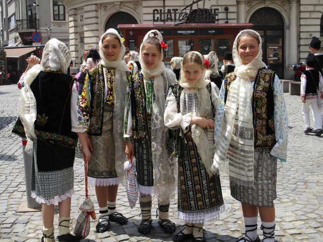 トルチャからのミニバスはノルド駅ほどに近いアウトガラ・アウグスティナに到着します。<br />（ブカレスト市内に入ってから２か所ほど途中停車しました。あとで確認すると、２度目に停車した場所からブカレストの宿までは歩けましたね。土地勘がないと駄目ですねぇ。）<br />近くのbarasab駅まで歩き、M1~M2と乗り継いで、宿の最寄り駅のUniversitate駅へ。<br /><br />ブカレストでは２泊し、初日にミュージカル（と思っていたのですが、演劇でした）、２日目にオペラを鑑賞します。<br />トルチャで出会った日本人女性Hさんと、一緒に食事をするのも楽しみにですねぇ。<br /><br />ブカレストの観光と言えば、第１０代ルーマニア共産党書記長チャウシェスクが建設した「国民の館」が有名ですが、私は「チャウシェスク」と聞くと、どうしても1989年のルーマニア革命 による公開処刑（銃殺刑）を思い出してしまうので、ここへは行かないことに決めていました。<br />（若い人は知らないかもしれませんね、当時、チャウチェスク夫妻の銃殺シーンは何度も繰り返しテレビニュースで放映されていたんですよ。）<br />