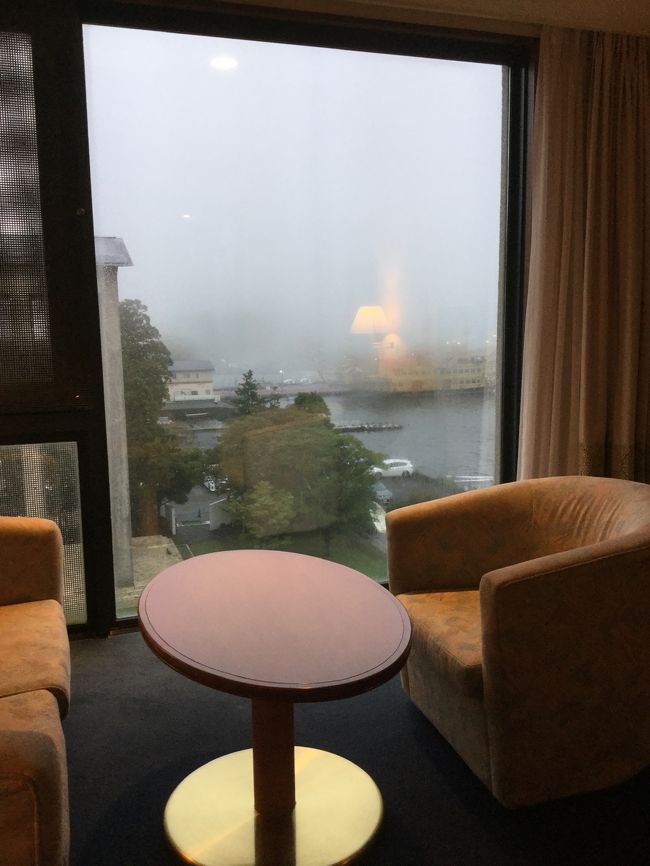 台風19号に伴う大雨で箱根エリアにも大きな被害がありました。<br />関係者の皆様にお見舞い申し上げるとともに、1日も早い復旧を願っています<br /><br />9月に芦ノ湖畔にある 箱根ホテルに宿泊してきました。<br />箱根ホテルは富士屋ホテルチェーンで冨士屋ホテルが出しているリゾートパスポートを利用しました<br /><br />1日目は大磯のピッツェリアBABBOでのんびりランチをしてから箱根入り。途中から霧がでて、芦ノ湖畔ではほとんど前の見えない深い霧で驚きました<br />2日目は一転快晴となり、帰路に箱根の森ガラス美術館に寄ってきました<br /><br />BABBO (ランチ)<br /> ↓<br />ホテル滞在<br /> ↓<br />箱根の森ガラス美術館