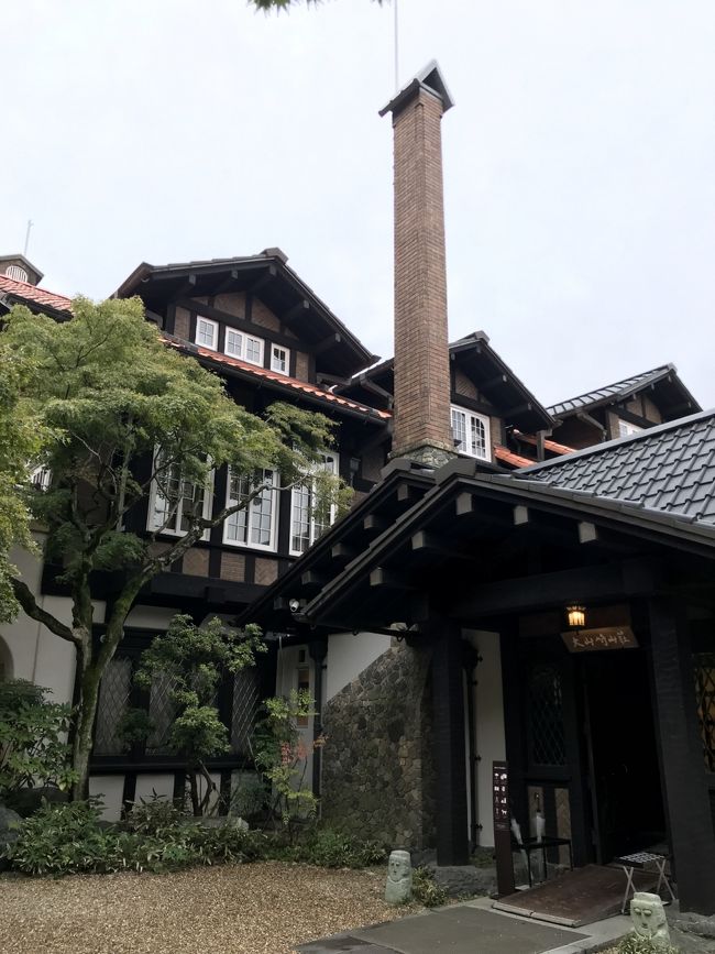 表紙の写真・雨上がりの曇り空で残念だった「大山崎山荘美術館」<br /><br />内部は撮影不可ですがベランダなどからの撮影はOKでした。<br /><br />☆☆この山荘は大正から昭和初期に、実業家・加賀正太郎氏が別荘として自ら設計した英国風の山荘です。その後、加賀家の手を離れた山荘は、平成に入り取り壊しの危機に合い保存が望まれた。<br />そして、アサヒビール（株）が文化財として保全・活用を通して、後世にに伝えるべく京都府・大山崎町と協力して復元整備を行い、1996年春に「大山崎山荘美術館」としてよみがえった。<br /><br />この美術館の所蔵品は開館に際して、朝日麦酒（現アサヒビール株）初代社長・山本為三郎氏のコレクションが寄贈されたもの。<br />柳宗悦氏らによって提唱された「民藝運動」を篤く支援したそうです。<br />（以上はパンフレットから抜粋」<br /><br />特別展・東山魁夷のスケッチ展が開催されていました。<br />「北欧」「ドイツ留学」「ドイツ」「オーストリア」など<br />クロードモネは「地中の宝石箱」（地中館）にありますよ。<br /><br />☆水無瀬神宮・<br />今から810年前、鎌倉時代の初期、後鳥羽上皇が離宮を造営され、淀川に近い水無瀬の里に水無瀬殿を設けて、しばしば来遊されたそうです。<br />当時は「水無瀬御所」とか「広瀬御所」と呼ばれていた。<br /><br />上皇が大層好まれた離宮だったそうで、後年壱岐に移られてからも水無瀬を懐かしく思って読まれた歌もある。<br />そして、晩年にこの離宮を管理されていらした水無瀬信成・親成父子に後世の菩提を弔ふべく仰せられ、亡くなられた後に水無瀬殿あとに御堂とを建て、上皇の菩提を弔った。<br />これが水無瀬御影堂と称して明治まで続き、明治6年8月に水無瀬宮となる。<br /><br />☆☆ここ山崎には有名な茶室「国宝・待庵」がある妙喜庵があります。<br />羽柴秀吉が山崎城築城時に、境から呼び寄せた利休が、大山崎在住中に建てた小間の茶室があります。<br />「待庵」犬山「如庵」大徳寺「蜜庵」と国宝三茶室。<br />この茶室は予約が必要です。<br />私は以前にお茶会で訪問した事が有りますので、今回はスルーです。<br /><br />