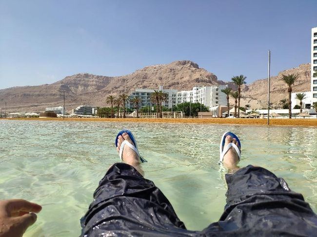 イスラエルの一人旅。<br />4日目はエルサレムからバスに乗り、死海の街「エン・ボケック」に行ってきた。<br />小学生の頃から「『死海』という体が浮く湖があるらしい」と興味を持っていたが、ついに自分自身が死海に浮かぶことに!<br />折角なのでクラウンプラザにも1泊して、死海でのんびりしてきました。<br /><br />すると体と頭にも何やら変化が・・・