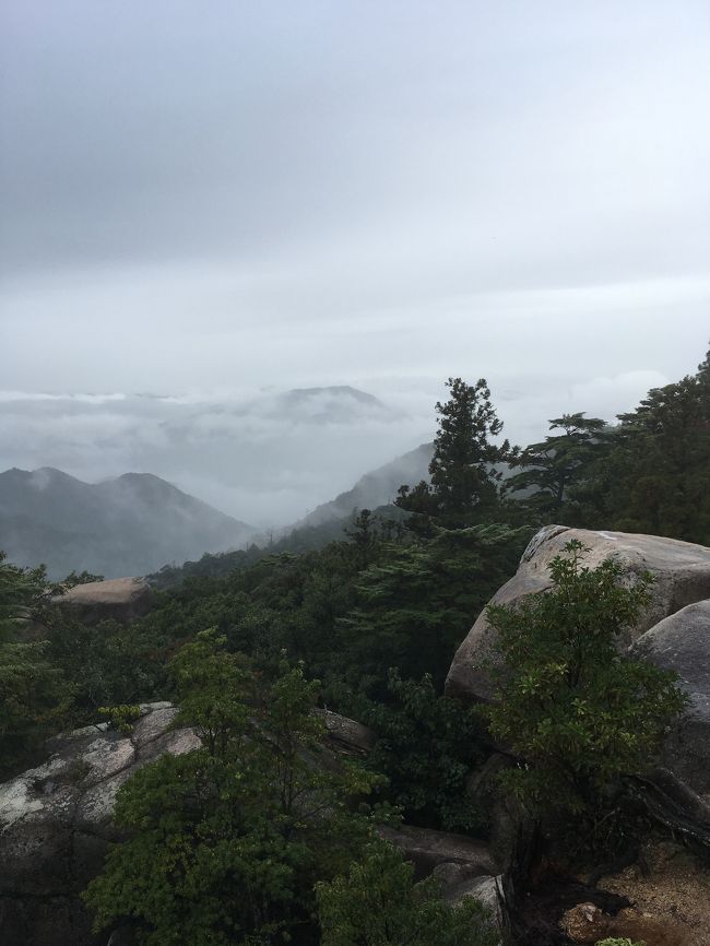 宮島の弥山。トレーニングと観光を兼ねての山登り。小雨で迷いはしたが、行ってみると誰もいない絶景を独り占めできた。