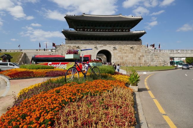 韓国ソウルへ行ってきました。3・4日目。<br /><br />　３日目は、ホテル横の宗廟を見てから空港を往復し、仁寺洞に行き夜は広蔵市場を周り、４日目は水原に行ってきました。<br /><br />航空券の変更をしたり、頼んでいたツアーが突然キャンセルになったり、<br />いろいろと変更が多かったけど、皆さん優しくて快適な4泊五日の旅でした。<br /><br />　4泊目のホテルは予約していなかったため２日目３日目と宿泊したホテルの延泊を考えていたら、満室で断られてしまいました。<br />シムフリーのスマホに日本で買って行ったsimを入れて、スマホアプリでホテルを探しました。ほんと便利ですね。こんなに便利だと、スマホのなかった頃の旅が思い出せない・・。<br />