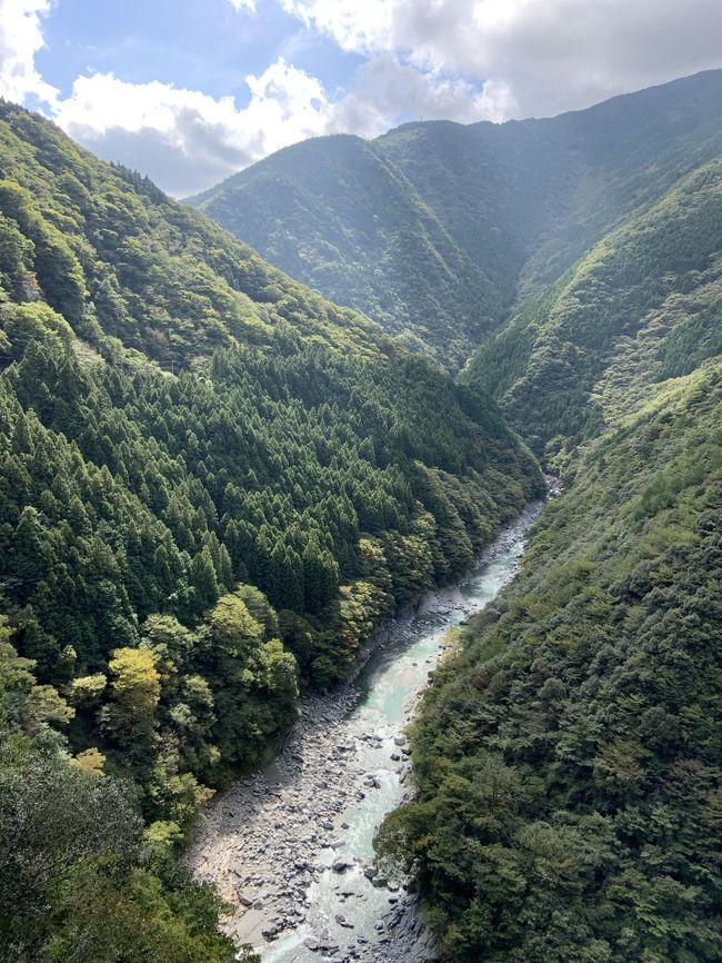 　たまたま空いた土日にどこに行こうかと考えていると、大阪から近場の高知への航空券が目に付きました。高知へは行ったことがなかったので、行きたかったことがあります。それに加えて、坂本龍馬は別に好きではないのですが、偶然ネットで見かけた若宮神社の長曾我部元親像に見とれてしまいまして、あれを実際に見てみたいと思ったことがきっかけです。そして、もう一日どうしようか、あと徳島県の祖谷渓にも行きないなあ、交通の便が悪いから無理かなあ、と調べてみると、ちょうど祖谷渓のかずら橋など主要地域へと行く定期観光バスがあることを発見しまして、これは行かなければと思い、高知行きを決めました。<br />　行程は1泊2日。1日目は大阪から移動、そして高知市内を探検し、高知市内に1泊。高知城、はりまや橋、桂浜、そして長曾我部元親像も見てきました。2日目は、早朝から徳島県の阿波池田駅まで行き、そこから祖谷渓の定期観光バスツアーに乗車。かずら橋や、小便小僧などを見ました。ツアー終了後は、JR大歩危駅から高知空港へと行き、大阪へと帰ってくるという行程です。感想としては、高知は、観光はさることながら、カツオのたたきなど、食は非常においしく、これだけで何度も来てしまいそうです。<br />　上記のような行程ではあるのですが、両日ともに紹介したいところが多くなってしまったため、旅行記を高知市内2回、祖谷渓の合計3回に分けてご紹介したいと思います。今回はその3として、祖谷渓の定期観光バスに乗り、祖谷渓を散策した後、高知空港から大阪に帰るまでを一気にご紹介したいと思います。祖谷渓はすごい山奥で、よくこんなところに人が住んでいたなあというのが第一印象です。自力ではまず来ることができないだろうから、今回の定期観光バスツアーに参加してよかったです。<br />