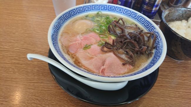 本日はタイヨーネオ(パチンコ屋)に来ています。昼食にいつの間にか『えびすこ』から変わった『博多らーめん 1O(いちお)』に入りました。