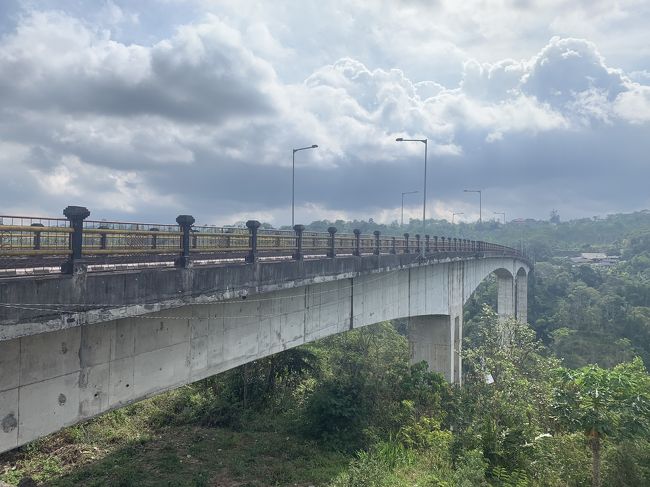 バリ島で新名所にならなかった凄い橋「<br />Jembatan Tukad Bangkung」<br />高い所に、バリ島にしては長い橋。<br />その橋から大自然の景色を楽しむ事が出来ます。<br /><br />橋の長さは300m程。<br />日本に比べると負けてしまいますが、バリ島では凄い！なのです（笑）<br /><br />橋の横にワルン（ローカルレストラン）があり、ランチを楽しみました。<br />素晴らしい景色を楽しみながらのんびり～。<br />ドライブ途中で、素敵なランチ&amp;休憩が出来ました。<br />その時のメニューはバクソ（肉団子スープ）か川魚料理の2種類しかありませんでした（笑）<br />安くて、美味しかったです。<br /><br />場所はプラガ村。キンタマーニ高原から西へ山を越えた所、車で約50分です。<br />観光地巡りでは普通、通る事がない道です。<br />ローカルな雰囲気も楽しめる道ですので、新しい観光地巡りルートとして良いかもしれません！