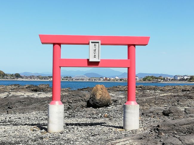 10/13です。<br /><br />昨晩、伊勢元さんで食事を終え、宿でくつろいでいるとおいちゃんの携帯が鳴ります。13日行く予定にしていた湯島の食堂からです。強風で荒波のため船が通わす、明日も通わないので、と逆キャンセルの電話でした。スランプを押すだけに湯島へ行くのもなんなのでそこで食事をと思っていたのです。<br /><br />そっかー、もう少し早く電話があれば熊本市内に泊まって、みずあかりを見に行きたかったなー。<br /><br />湯島行きがなくなったので、この日は苓北をドライブします。<br /><br />10/14は帰阪です。次回は2週間後です。