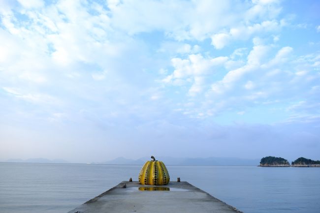 アートの島直島に行きたい！<br />そう思って数年、今年は瀬戸内国際芸術祭開催の年。<br />今年こそ行こうと思って調べてみたら、美術館の予約や島巡りのフェリーの時間とか移動方法とかなんだか大変そう。<br />絶対泊まりたいベネッセハウス も一人だと中々予約が取れそうもない。<br />そこでツアーは無いかと調べたらありました！<br />ベネッセハウス に泊まって豊島美術館や地中美術館、ついでに小豆島にも行くってやつが！！<br />すぐに予約。<br />しかし、後で気がついたんだけれど、なんと夏の芸術祭と秋の芸術祭の間の期間でした。<br />まあいいか、その方がゆっくりと美術館が見られるでしょう。<br />芸術祭はまた次の機会に。