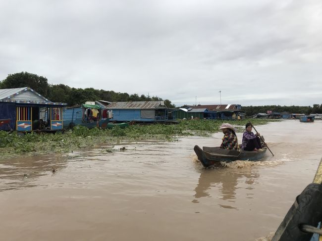 カンボジアの観光地であるシェムリアップでは、トンレ・サップと呼ばれる水上村があります。水の上に家、学校、スーパーマーケットまで全てが揃う村です。私たち日本人には想像できない世界、、、そんな村の実態を見てきました。後半は、クメール料理と言われるカンボジアでの食事を値段と共に順に紹介します。とにかくカンボジアは物価が安い！VIPの気分です、、、(笑)