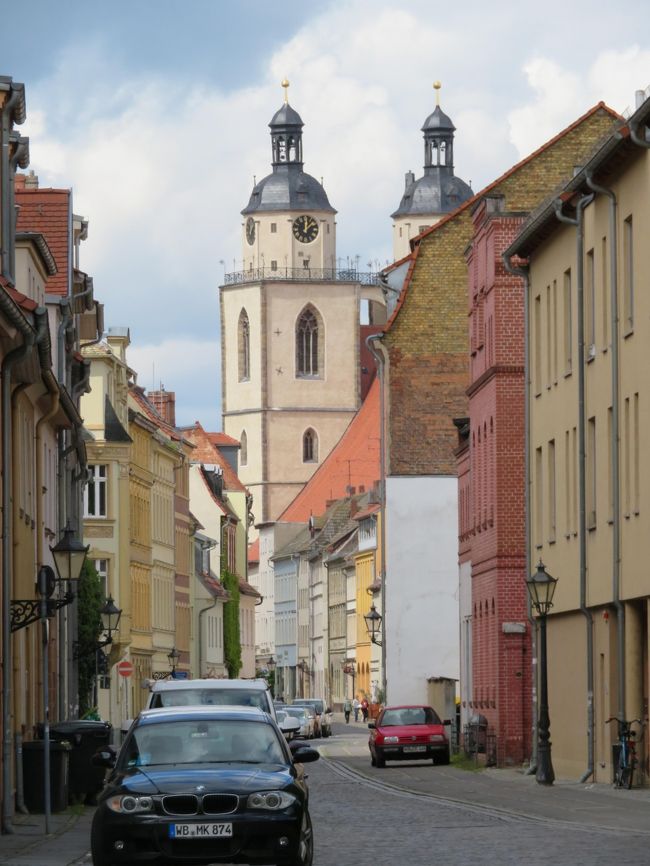 2019年5月9日（木）Erfurt　エアフルト♪とても良い天気だったので、時間が許す限り街並みを散策した後、Lutherstadt Wittenberg ヴィッテンベルクに足を運びました。前々から行きたかった街なのに、なかなか行くことが出来ず、今回ようやく！！！<br />この街は宗教改革のマルティン・ルター氏が神学部の大学教授として教鞭をとった街で、ルター氏の生家と最期の家が残るアイスレーベン（街）とあわせて『ルターメモリアル』として世界遺産に登録されています。<br />旧市街まで駅から少し離れています。Collegienstrasse　コレギエン通りにはいると左手にLutherhaus　ルターの家があります。<br />※アイスレーベンはヴィッテンベルクからRBの列車で1時間40分ぐらいのHalle(Salle)中央駅からREに乗り換えて30分ぐらいのところにあるようです。<br />Lutherhaus　ルターの家はもともと、大学兼修道院として建てられたようでとても大きな館です。ルター氏が1508年にヴィッテンベルクに初めて訪れたときは、屋根裏の僧坊に住んでいたようです。