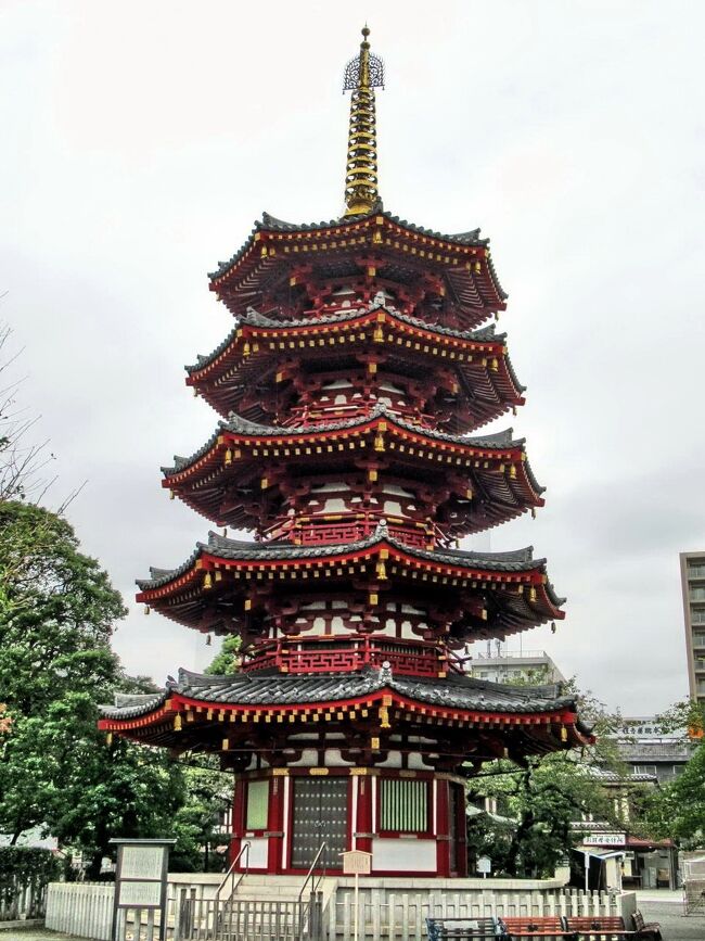 10月の〇〇会は、京浜急行を利用して、川崎~横浜を巡りました。<br /><br />午前中は「川崎大師」へ参拝。<br />明治神宮・成田山新勝寺に次いで、毎年300万人を超える初詣客が訪れる川崎大師は、文化10年(1813)に徳川十一代将軍・家斉が厄除けに訪れたことから「厄除大師」としての名が広まり、現在も多くの参拝者が訪れ賑わいを見せています。<br />1128年に創建された川崎大師は、昭和20年4月15日の空襲で伽藍の殆どを焼失しましたが、戦後、次々に再建され、平成16年に復興事業が完成しました。<br />昭和59年に落慶した写真の「八角五重塔」が、復興のシンボルとして目を惹きます。<br /><br />12時からはキリンビール横浜工場の見学、その後は横浜中華街で遅めの昼食と、仲間6名で秋の一日を楽しみました。