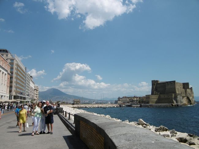 イタリア3日目は，南イタリア　ナポリへ。<br /><br />食いしん坊の私。<br />イタリアに行ったら，美味しいピザをたくさん食べるんだと思っていたのに，まだ1枚も食べていない！<br />ナポリといえばナポリピザ。やっと食べることができました。<br /><br />勿論ピザだけではありません。<br />ベスビオ火山を遠くに望み，美しいサンタルチアを眺め, 南らしい大らかな雰囲気に癒され，楽しい街歩きでした。<br /><br />それにしても，いい天気すぎて，そして日傘をさしている人はほとんどいないので，私もそれに倣ったら，すごい日焼けをしてしまい・・・。<br />日本に帰ってからが大変でした。(-_-;)