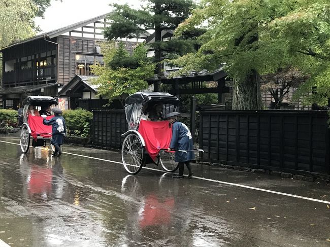 紅葉の秋田駒ケ岳を歩きたくて3週間前くらいに急遽計画を立てて出かけました<br /><br />鹿児島から伊丹経由で秋田空港に飛び、予約していたレンタカーで、まずは田沢湖展望台へ向かいましたが、あいにくの曇天で秋田駒ケ岳は見えたのはスキー場あたりまでだけで、そこから上は雲の中でした<br /><br />たつこ像、御座石神社に立ち寄って、1泊目、2泊目はホテルグランド天空に宿泊しました<br /><br />2日目は秋田駒ケ岳登山のつもりでしたが、天気予報でも雨でしたので、前日下調べした角館武家屋敷、抱き返り渓谷に出かけました<br /><br />武家屋敷は当時の雰囲気が色こく残る街並みで、とても良いところでした<br /><br />渓谷の紅葉はまだこれからでしたが、回顧の滝は迫力がありました<br /><br />3日目は岩手の花巻に移動した旅行記はパート(3)に記載します<br />