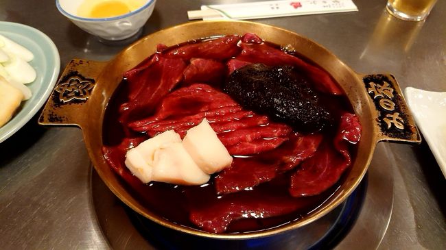 今日は、100年以上歴史が有る、「みの家」さんへ桜鍋を食べに行きました。ここは、都営新宿線 森下駅出て3分程の場所です。ここは、明治30年総業の桜鍋(馬肉鍋)の専門店です。馬肉をすき焼きのようにして食べる「桜なべ」は、精がつく食べ物として、明治時代から愛されてきた東京の伝統料理。当時からの伝統を今に受け継ぐ老舗『みの家』は、下町色が深く残る東京の深川・森下に1897年(明治30年)に創業。今も多い日には250人が訪れる人気店だそうです。