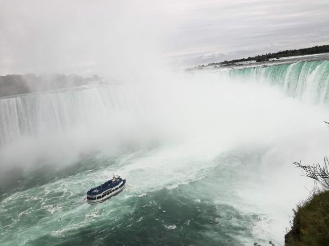 カナダ東部の女一人旅。ナイアガラの滝→モン・トランブラン→モントリオールと巡ります。<br />本日はナイアガラの滝を船、滝の裏側などで観光。街のリスも注目。