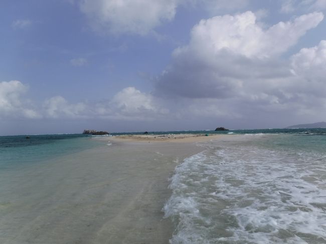 夏休みに西表島と石垣島へ行ってきました。<br />この旅行記5は石垣島3日目と最終日の4日目。午前中は幻の島へ上陸&シュノーケリングのツアーに参加し、石垣の海を満喫!熱帯低気圧の強風の中、幻の島へ向かう船はめっちゃ波が高くてまるでジェットコースター!わーわーきゃーきゃー言いながら、楽しかったです!幻の島は波が両側から押し寄せ不思議な感じ。シュノーケリングはきれいなお魚をたくさん見ることができました!<br />午後はフサキビーチへ。最後の晩餐は沖縄料理の民謡居酒屋でライブを楽しみました!<br />よかったらご覧ください。<br /><br />◆宿泊先<br />9/12-14 西表島 ヴィラ西表<br />9/14-18 石垣島 グランヴィリオリゾート石垣島 ヴィラガーデン<br /><br />◆旅程<br /><旅行記1 9/12-13><br />星砂の浜<br />ピナイサーラの滝ツアー カヌー&トレッキング&滝つぼ遊び 【ツアー:風車】<br />フルーツカフェとなり(お洒落なカフェでパフェ)<br />まるまビーチ(上原港近くの穴場ビーチ)<br />里中(イノシシのお刺身などお洒落居酒屋)<br /><br /><旅行記2 9/14><br />由布島 水牛車、水牛お散歩<br />西表島野生生物保護センター<br /><br /><旅行記3 9/14-15><br />ホテル滞在 グランヴィリオリゾート石垣島ヴィラガーデン<br />川平湾<br />伊原間サビチ洞(サビチ鍾乳洞)<br />玉取崎展望台<br />昼食 ウリウリカフェ<br />ホテル探検 卓球&プール<br />夕食 金牛(石垣牛焼肉)<br /><br /><旅行記4 9/16><br />竹富島 サイクリング(嶺本レンタサイクル)<br /> 西桟橋<br /> コンドイビーチ<br /> カイジ浜<br /> パーラーパイヌシマ(ふわふわかき氷)<br />昼食 石垣港離島ターミナル売店 (おにぎり、マリヤシェイク)<br />米原ビーチ シュノーケリング<br />夕食 太門(中華)<br />石垣島天文台 天体観望会<br /><br /><旅行記5 9/17-18><br />幻の島&シュノーケリング【ツアー:やまんぐぅー】<br />昼食 担たん亭(ステーキ、牛汁、お子様ランチ)<br />フサキビーチ<br />夕食 うさぎや(民謡ライブ居酒屋)<br />ランチ パイヌカフェ(空港近くのお洒落カフェ)
