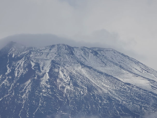 出掛け先から自宅近くまで戻って来た時、富士山が見えました。<br />そして、その富士山の山頂付近が白くなっているのが見えました。<br />慌ててカメラを持って2階へ上がると「あっ、雪だ!!」<br />その後見えなくなってしまいましたが、午後再び確認出来ました。<br /><br />甲府気象台で確認したそうなので、初冠雪です。<br />　　　　↓　<br />https://www.oricon.co.jp/article/968913/