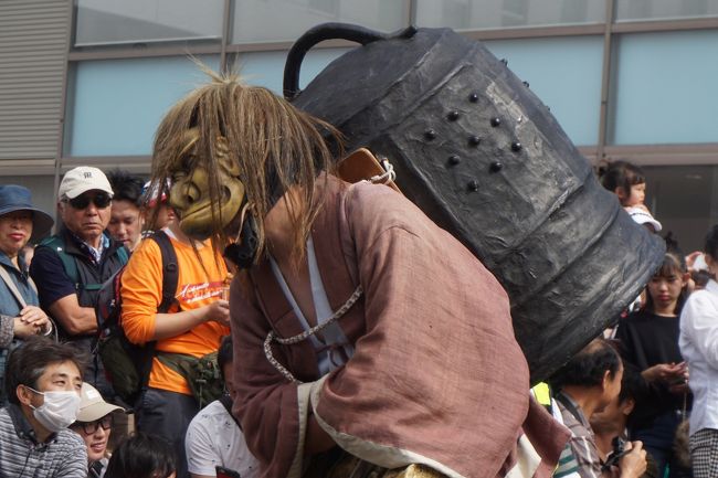 上野天神祭は、平成28年、ユネスコ無形文化遺産に登録された「山・鉾・屋台行事」33件のうちの一つ。祭りの行列は、神輿行列、鬼行列、だんじり行列と続きますが、特徴的なのはなんといっても鬼行列かな。鬼行列は藤堂高虎が息子の目の病を治すために市街の一角にあった修験者の寺院に願掛けをしたのが始まりという説があって、そのためにその寺院があった三之町が鬼行列を担当する鬼町となる。だんじりは、それに対抗する形で本町・二之町の町衆が始めたのではないかといった話も聞きました。つまり、上野天神祭りの起源は鬼行列。そこからだんじりが加わって、現在の形ができてきたんですね。<br />そして、鬼行列の主役は、役行者と源為朝。いずれも鬼を退治したヒーローです。ただ、人気があるのは役行者列のしんがりを務めるひょろつき鬼。重い鐘を持った鬼がその重さにひょろつくという姿が面白い。観衆の方にもたれかかってきたりしての大サービスも大うけです。また、だんじりは京都の祇園祭と同じ。屋台の豪華さとお囃子で華麗な姿を誇ります。<br /><br />そして、まつり見物の後は、地元の名物店、金谷本店のすき焼きでランチ。伊賀焼のお店もチェックして、上野市の仕上げといきました。初日に、祭が中止となるハプニングもありましたが、その分、例によっての市街の散策やB級グルメ探索は丁寧にできたし、全体としてはうまく収まったかなと思います。