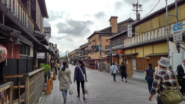 友人が逝去され京都の教会で告別式、偲ぶ会が<br />執り行われた。参列するため2泊3日で京都に行き<br />参列し友人とのお別れをするが、友は私の心の中に<br />生き続け生涯共に旅を続けるでしょう・・・<br /><br />京都祇園と知恩院、友を偲び歩く