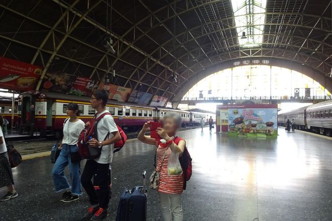 バンコク中央駅(ファランポーン駅)に到着した。<br /> 『バンコクに惑う』『アジアの風に身をまかせ 』など下川裕治氏の著書に、この駅や駅周辺が登場する。<br /> 魑魅魍魎としたこの周辺が、何んとも魅力的で、アジア旅行を始めるきっかけになった場所だと言える。<br /> 新しい駅の完成と共に、そんな思い出のこめられた駅も、数年後にはなくなってしまうだろう。