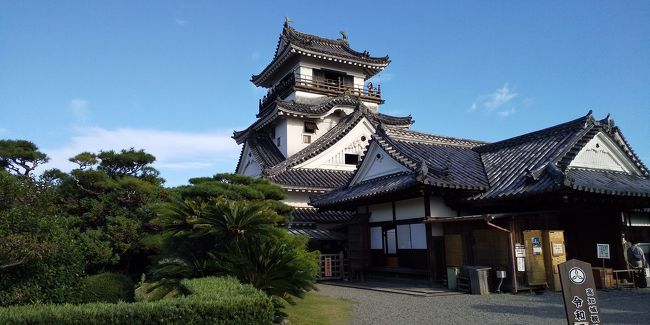 ひろめ市場を出て大橋通商店街から帯屋町商店街を散策。<br />商店街にある人気のラーメン屋で昼の〆ラーメン。<br /><br />鯛塩ラーメンが人気の店で、まずはビールを飲む。<br />そして鯛塩ラーメン。<br />出汁が効いていて実に美味しい!<br />〆で鯛飯にスープをかけて鯛茶漬けにするとこれまた絶品!<br /><br />満足して高知の街を散策する。<br />日本三大がっかり名所の「はりまや橋」。<br />これは期待以上の「凄さ」<br />短すぎる!!!<br /><br />帯屋町商店街は活気があってスケールが大きい。<br />地方都市としては中々大きい街並みで歩いているだけで楽しい。<br />高知城によってからホテルにチェックイン。<br />大浴場でくつろいでから飲みに出る。<br /><br />地元の人に勧めてもらった「喰多朗」で一杯。<br />土佐巻や軍鶏鍋、沢庵を食べながら飲むビールは最高だ。<br />リーズナブルな店で美味しいし満足。<br />せっかくだからキャバクラに行って高知弁を勉強。<br />店で勧められたつけ麺屋で〆飯。<br />食べ過ぎた~。<br /><br />翌朝は高知の街を散歩しながら坂本龍馬生誕地へ。<br />やはり土佐と言えば坂本龍馬だ。<br />朝食を食べようと県庁近くや商店街をぶらついたが、これだけの街の規模なのに開いている店がない。<br />ホテルでビュッフェスタイルのシンプルな朝食を食べた。<br /><br />さて桂浜に行くか!