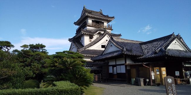 ひろめ市場を出て大橋通商店街から帯屋町商店街を散策。<br />商店街にある人気のラーメン屋で昼の〆ラーメン。<br /><br />鯛塩ラーメンが人気の店で、まずはビールを飲む。<br />そして鯛塩ラーメン。<br />出汁が効いていて実に美味しい！<br />〆で鯛飯にスープをかけて鯛茶漬けにするとこれまた絶品！<br /><br />満足して高知の街を散策する。<br />日本三大がっかり名所の「はりまや橋」。<br />これは期待以上の「凄さ」<br />短すぎる！！！<br /><br />帯屋町商店街は活気があってスケールが大きい。<br />地方都市としては中々大きい街並みで歩いているだけで楽しい。<br />高知城によってからホテルにチェックイン。<br />大浴場でくつろいでから飲みに出る。<br /><br />地元の人に勧めてもらった「喰多朗」で一杯。<br />土佐巻や軍鶏鍋、沢庵を食べながら飲むビールは最高だ。<br />リーズナブルな店で美味しいし満足。<br />せっかくだからキャバクラに行って高知弁を勉強。<br />店で勧められたつけ麺屋で〆飯。<br />食べ過ぎた～。<br /><br />翌朝は高知の街を散歩しながら坂本龍馬生誕地へ。<br />やはり土佐と言えば坂本龍馬だ。<br />朝食を食べようと県庁近くや商店街をぶらついたが、これだけの街の規模なのに開いている店がない。<br />ホテルでビュッフェスタイルのシンプルな朝食を食べた。<br /><br />さて桂浜に行くか！