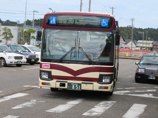 ＪＲ芦原温泉駅からは京福バスの路線バスに乗って東尋坊へ向かいます。<br />途中芦原温泉街や、日本海に浮かぶ雄島の景色を楽しみながらおよそ４０分の路線バスの旅です。<br />バスを降りて東尋坊の土産物の並ぶ道を歩いて断崖に到着です。<br />