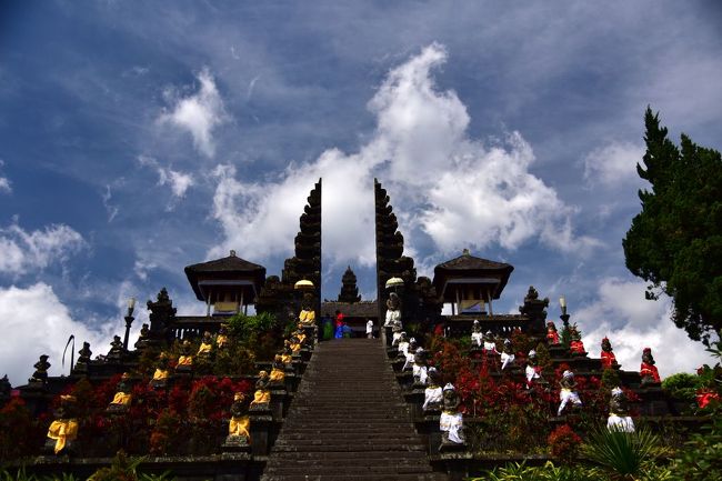 インドネシアはイスラム教徒が世界で最も多い国ですが、<br />そのインドネシア領のバリ島は、<br />なんと90％以上がヒンズー教徒だとも言われています。<br /><br />バリヒンズーの名だたる四つの寺院を巡ってみました。<br />この旅行記では、以前訪ねたウルワツ寺院も載せています。<br />