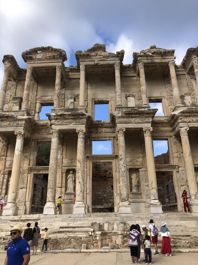 以前子供たちが卒業旅行で行ってきたトルコの鉄板観光地をゆるっと回ってきました。トルコ滞在中にトルコがシリアと戦争を始めましたがイスタンブール市内は何の変化もなく、また帰国時は台風19号の影響で予定通り帰国できずシンガポールに約1日足止めをを食うことになりましたが、13日間の楽しい旅行になりました。<br /><br />カッパドキアから空路でイスタンブール経由イズミールへ移動、そこから電車でセルチュクへ移動し一泊。翌日エフェソス遺跡へ行きます。<br />途中、イズミール空港でスーツケースの破損を発見、手続に時間がががり、その後の移動に手間がかかりました。<br />翌日朝からエフェソス遺跡を堪能し、セルチュクの博物館、教会も観光します。