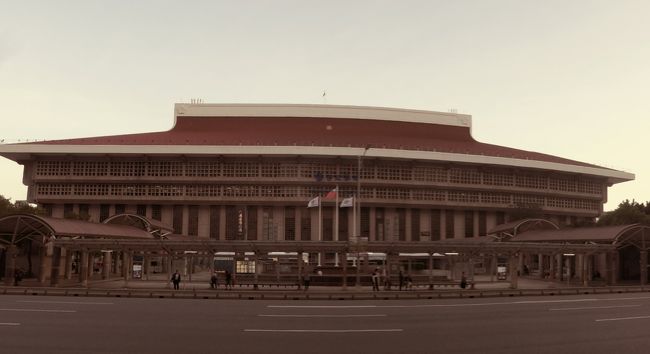 【台北一人旅・最終日】<br />あっという間の台北滞在、最終日も移動だけとなりますが…折角なのでもう一度、「阜杭豆漿（フーハンドウジャン）」での朝食を計画していましたが<br />予定より早い便でMRTに乗る事にしたので諦めました。<br />・ 6:00 シーザーパークホテル台北をチェックアウトしてMRT桃園空港線・台北駅へ移動　M6出口から案内ボードに従い約10分で到着<br />・ 6:45 台北駅より桃園空港第二ターミナル駅へ移動　7:25着<br />・ 7:45 チェックインカウンターで搭乗手続きを済ませて最後のショッピング後、JALラウンジへ<br />・10:00 台北桃園空港発　JL802便　　成田国際空港　13:45着<br />到着後、wi-fiルーターをBOXへ返却、第三ターミナル―移動<br />・17:55 成田空港発　JL6071便　大分空港　19:45着　パーキングで車に荷物を積んで無事に帰宅 <br />最終日は初日と同様に移動だけとなりました<br />時間配分はとても勿体ないスケジュールでしたが目的は達成する事が出来ました<br />大分からの台北行きルート案は三つありました<br />1.今回のルート<br />2.福岡を経由してたゃいなエアラインとコードシェアし台北<br />3.宮崎を経由しチャイナエアラインで台北<br />※最終的にはコストパファーマンスとマイレージ特典を鑑み1.成田ルートとしました