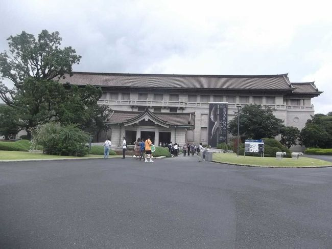 上野公園に行った一番の目的は，東京都立美術館でのコートールド美術館展でした．ロンドンにあり，富豪サミュエル・コートールドのコレクションで，印象派・ポスト印象派の絵画が中心です．通常は作品の貸し出しはしてないとのことですが，コートールド美術館は大改修で閉鎖中とのことで，幸いなことに60点の作品が日本に来ていました．<br /><br />一番の目玉はマネ最晩年（享年51歳）の劇場のバーメイドを描いた傑作「フォリー＝ベルジェールのバー」で，評判にたがわず素晴らしかったです．そしてマネ「草上の昼食」もあり，驚きでもあり，また何故宣伝しないのかと不思議でした．その判明した理由は写真のコメントに．<br /><br />印象派・ポスト印象派とのことで，特にセザンヌ，ルノアールは充実してました．セザンヌは静物画や風景画が中心ですが，人物画も味があります（「カード遊びをする人々」と「パイプをくわえた男」）．ルノアールは「桟敷席」が目玉．モジリアーニもあります．ゴッホもありますが，特別に注目するような作品ではなかったです．モネ，ドガ，ゴーギャン，シスレー，シニャック，スーラ，ルソーなどもありました．収集作品はコートールドの個人趣味が大きく反映しているように感じます（マティス，ピカソなどには興味なかったようです）．<br /><br />コートールド美術館展は写真撮影禁止で，展示作品を撮った写真はなしで，入口と出口で撮った写真だけです(＋Webからの画像)．<br /><br />コートールド美術館展HP: https://courtauld.jp/<br /><br />時間があったので，上野公園には何度も行っているが，まだ入ったことはなかった東京国立博物館に行きました．こちらでは展示品も含めて写真を撮ったので，全容はとても無理ですが，こちらを中心にした訪問記とします．さすがに国立博物館だけあり，充実した展示でした（写真に撮ったのはほんの一部でした）．東洋館もあり，アジア美術品の展示もなかなか良かったです．<br /><br />東京国立博物館HP:　https://www.tnm.jp/<br />