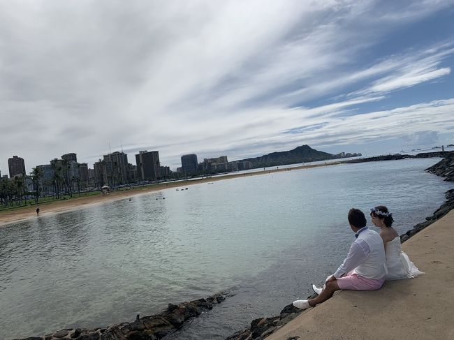 念願の新婚旅行ということで<br />私の大好きなＨａｗａｉｉへ行ってきました。<br />私は３回目にしてもワクワク、奥さんは初めてということでテンションＭＡＸです。<br />いい旅になるといいなぁ～☆<br /><br />なお今回はＨ.Ｉ.Ｓのスーパーサマーセールの中の<br /><br />「デルタ航空利用 シェラトン系列に泊まる ハワイ７日間<br />(モアナサーフライダー/タワーウイング オーシャンビュー)」<br /><br />というツアーを利用しました。<br /><br />５日目はビーチフォト、ワイキキ周辺です。