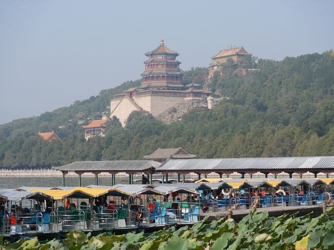 2019年10月1日に建国70周年を迎えた中国の北京・天津をこの地に詳しい友人夫婦と巡ってみた。<br />まずは世界遺産の頤和園、昼食のため清華大学、北京市民の憩いの什刹海公園、歴史ある鼓楼に行ってみた。<br /><br />10/17 羽田⇒北京首都空港 (北京泊)<br />10/18 頤和園 清華大学 什刹海 鼓楼 (北京泊)<br />10/19 八達嶺/万里の長城 胡同 王府井大街 (北京泊)<br />10/20 中国美術館 天津海河の夜景(天津泊)<br />10/21 西開天主教堂 五大道 天津濱海図書館 (天津泊)<br />10/22 天壇公園 北京飯店 (北京泊)<br />10/23 天安門 故宮博物院(紫禁城) 景山公園 (北京泊)<br />10/24 天安門広場 北京首都空港⇒羽田<br /><br />※≪朗報≫<br />中国スマホ決済サービス大手のアリペイとウィーチャットペイは、中国を訪れる観光客でも使えるようにした。中国ではQRコードなどのスマホ決済が普及しているが、外国からの観光客は原則利用できなかった。2社は金額や用途で一定の制限を設けつつ、米ビザなどのクレジットカードと紐付けられるようにした。(11/9某経済新聞社より)<br />