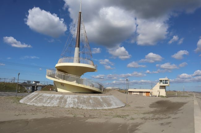 九十九里浜は、砂と海と空が作り出す雄大な自然です。南は一宮町の太東埼から延々66km、北は旭市の刑部岬にいたる弓形の海岸線には、岩礁一つない砂浜が続いています。<br /><br />外洋なので波は荒くサーフィンの適地が多数、サーファー天国となっています。一宮町の釣ヶ埼海岸はサーフィンの聖地で、東京五輪2020・サーフィン会場になりました。<br /><br />首都圏から近いことで多くの海水浴場があり、紀州の漁師の漁法として伝えられた地曳網漁が、観光の目玉として今も行われています。サンライズ・サンセットも人気です。<br /><br />九十九里浜には、38ケ所の〇〇海岸と29ケ所の海水浴場、12ケ所のサーフスポットがあります。日本の白砂青松100選、日本の渚百選、日本三大砂丘に選定されています。 