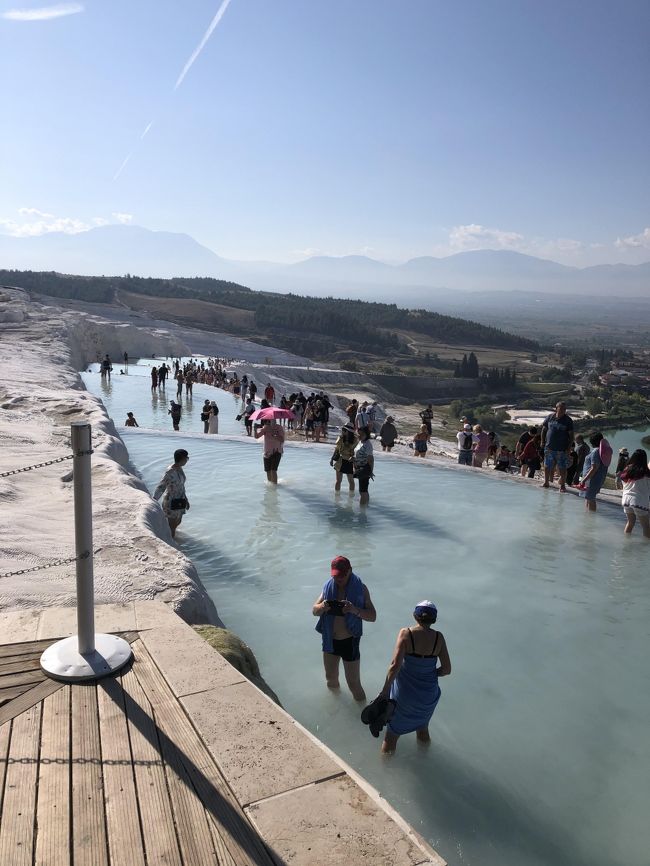 以前子供たちが卒業旅行で行ってきたトルコの鉄板観光地をゆるっと回ってきました。トルコ滞在中にトルコがシリアと戦争を始めましたがイスタンブール市内は何の変化もなく、また帰国時は台風19号の影響で予定通り帰国できずシンガポールに約1日足止めをを食うことになりましたが、13日間の楽しい旅行になりました。<br /><br />エフェソス遺跡観光も終了し、午後4時55分セルチュク発 8時15分デニズリ着のTCDD普通列車で移動します。デニズリからパムッカレはミニバスで移動し1泊。翌日朝からパムッカレ、ヒエラポリス観光をします。