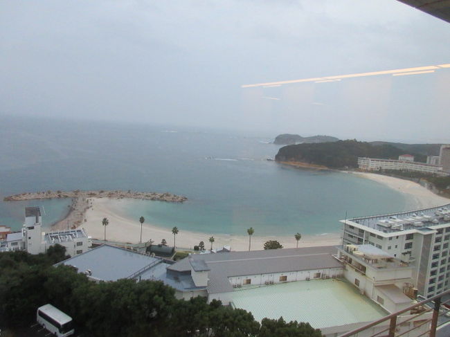 天王寺からJR特急くろしお号で白浜往復・白浜マリオット2泊<br />白浜観光と温泉。東京よりだいぶ温かくて穏やかな初秋でした。<br /><br />白浜温泉はパンダの国からの客がとっても多い。。白浜駅から路線バス(明光バス)に乗ろうとしたら、待つ客はパンダの国の人ばかり。どのバス停にもパンダの国の人達。タクシーには乗りません。<br />ホテルのロビーにバスで団体で訪れるパンダの国の人達。ホテルの朝食会場は右も左もかの国の人達でした。<br />友達はシーモアホテルの大浴場で水をかけてはしゃぐパンダの国の人にビックリしたと言ってましたが、泊まったマリオットではなぜか大浴場では見かけず・・でした。<br /><br />パンダのアドベンチャーワールドでは、パンダの国の人を見かけませんでした。タクシードライバーの話では、パンダの国の人は温泉だけ入ってどこかへ去っていく、そうです。かの国の祝日には白浜に訪れる客がどっと増える、そうです。<br /><br />白浜は、ホテルの近くに観光地が一杯で楽しい、温泉地、でした。<br /><br />画像は白浜マリオットから見た白良浜、です。<br /><br />