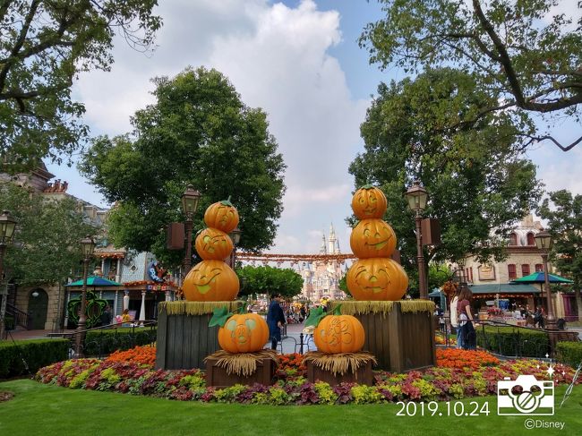 先月の香港に引き続き、上海ディズニーのハロウィンイベントに参加しました<br /><br />今回は、前回見送った年間パスポートを購入するため、<br />初日は直営ホテル宿泊者の特権”アーリー・エントリー”を利用できなかったため、疲労感満載でしたが…<br /><br />翌日は”アーリー・エントリー”を使って、サクサク楽しめました<br />”直営ホテル特権は最強”ということが実証された旅行でした