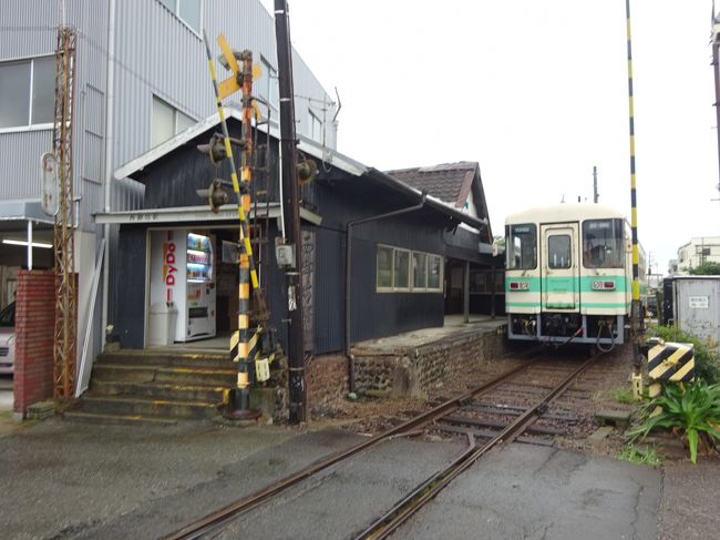 昨年夏、大阪への用事のついでに巡った大阪南部のローカル線。<br />今回、また同じ用事で大阪に出かけたので、その続きで和歌山のローカル私鉄に乗りに行っております。<br /><br />朝、なんばからだんだん南下してきて、和歌山駅から和歌山電鐵貴志川線を往復しました。<br /><br />ここからさらに海沿いを南下し、紀州鉄道に乗りに行きます。<br />紀州鉄道に乗るのは2回目。<br />当時は、紀州鉄道の起点・御坊駅と和歌山駅の間には、野上電鉄と有田鉄道というローカル私鉄があって、それらとセットで乗ったものですが、2つとも廃止になってしまいました。<br /><br />さて、この紀州鉄道。<br />名前は壮大ですが、もともと「御坊臨海鉄道」という御坊市内を走る短い路線を、不動産会社が買い取って現在の名前になり、その鉄道部門となったという経緯があります。<br />「紀州鉄道」と名乗ったほうが、不動産会社さんとしても響きがいいですからね。<br /><br />現在は西御坊駅が終点で全長2.7kmの路線ですが、かつてさらに700m先の「日高川」という駅まで路線がありました。<br />その廃線跡は撤去されずにそのまま残っています。<br />まずは、その廃線跡を歩いてみました。