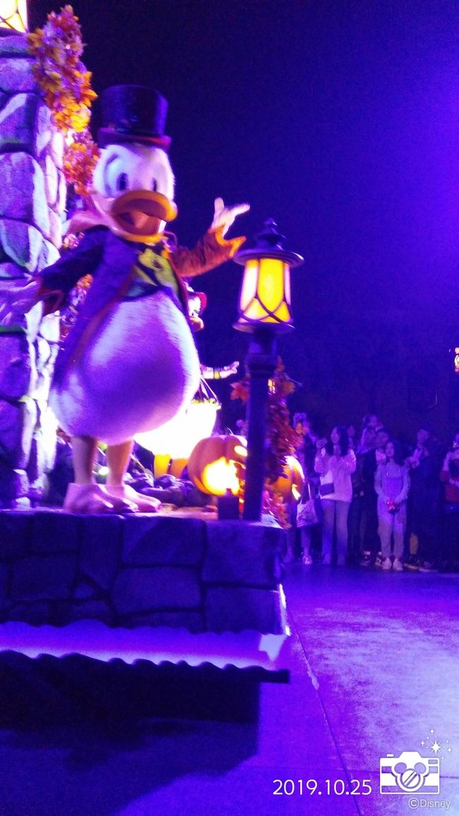 先月の香港に引き続き、上海ディズニーのハロウィンイベントに参加しました<br /><br />今回は、前回見送った年間パスポートを購入するため、<br />初日は直営ホテル宿泊者の特権”アーリー・エントリー”を利用できなかったため、疲労感満載でしたが…<br /><br />翌日は”アーリー・エントリー”を使って、サクサク楽しめました<br />”直営ホテル特権は最強”ということが実証された旅行でした