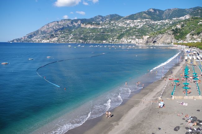 イタリア本土(シチリア島を除く)の全世界遺産を4回に分けてレンタカーで周遊しました。<br />今回の旅行記は、その2回目となります。今回の旅行期間は、往復の国際線を合わせて、10日間です。<br /><br />訪れた世界遺産は、バチカン市国が1カ所、イタリアが12カ所の合計13世界遺産です。<br />1つの世界遺産で複数の登録リストがある場合があるため、実際に訪問した世界遺産リストの数は、20か所を越えています。<br /><br />旅のスケジュールは、以下の通りです。<br />今回の旅行記の部分は★印で示しています。<br />ローマの主要観光スポットを2日間(2日目と8日目になっていますが、2日間連続だともう少し、廻れます)で巡る効率の良いルートだと思いますので、参考にしていただければ幸いです。<br /><br />01日目 成田→パり→ローマ<br />02日目 バチカン美術館(システィーナ礼拝堂「最後の審判」)→サン・ピエトロ広場→サン・ピエトロ大聖堂(ミケランジェロのクーポラからの眺望)→サンタンジェロ城→ナヴォーナ広場(「ムーア人の噴水」/ベルニーニ作「4大河の噴水」/「ネプチューンの噴水」→パンテオン→トレヴィの泉→スペイン広場(「バルカッチャの噴水」)<br />03日目 カゼルタの18世紀の王宮と公園(ディアナとアクタイオンの噴水(パオロ・ペルシコ、ブルネッリ、ピエトロ・ソローリの彫刻)/アフロディテとアドニスの噴水/イルカの噴水/アイオロスの噴水/セレスの噴水/ヴァンヴィテッリの水道橋→ナポリ国立考古博物館<br />04日目 Castel dell'Ovo(ナポリ)→ヌオーヴォ城(ナポリ)→王宮(ナポリ)→ポンペイ<br />05日目 ★アマルフィー海岸→パエストゥム<br />06日目 マテーラの洞窟住居→アルベロベッロのトゥルッリ→デル・モンテ城<br />07日目 ヴィッラ・アドリアーナ→ティヴォリのエステ家別荘<br />08日目 タルクィニア(モンテロッツィのネクロポリ)→チェルヴェーテリ(バンディタッチャのネクロポリ)→ローマ(コロッセオ→コンスタンティヌスの凱旋門→フォロ・ロマーノとパラティーノの丘→真実の口)<br />09日目 ローマ→フランクフルト→<br />10日目 成田