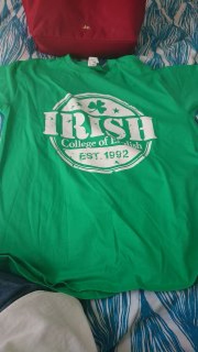 私が通っていた『Irish College of English』という学校は、マラハイドにある唯一の語学学校です。<br /><br /><br />学校のことなので旅のブログに書くのもどうかと思いはしたのですが、この学校の日本語のページの情報は少なく、留学先を探している方、留学に興味のある方に少しでも情報提供ができればと思います。本当にほんの少しですが…。学校の写真ほとんどとらなかったので^^;)<br /><br /><br />この学校はそんなに大きくはないのですが、とても清潔でどのクラスも明るいです(？)。クラスのスタイルは先生によってだいぶ変わります。大体の先生は会話に力を入れた授業をされます。<br /><br /><br />特に10代の子供たちの英語教育・アイルランド文化に触れる体験に力を入れてらっしゃる学校で、何度か賞も取られています。夏休みのシーズンはスペイン、イタリア、オーストリア、中国など各国から子供たちの団体がどっさりとやってきます。そのため、大人のクラスはこの期間中のみ午後の授業を受けることになります(2019年8月時点)。留学期間中バイトをされてる方には大変かもしれませんが、私の周りでもみんな仕事先と相談してシフトをずらしてもらっていました。<br /><br /><br />私が一番この学校に感謝しているのは、ここで働いていらっしゃるスタッフの方々の留学生活のサポートです。私は唯一の日本人だったからかもしれませんが、日ごろ常に留学生活、英語学習について気にかけてくださり、とても安心して留学生活を送ることができました。ケンブリッジ英語検定を受ける数週間前から、個人的にライティングの添削をしていただいたり自分の弱い分野について何がわからないのか、どういう勉強をしていくべきかなど相談にのってもらうこともありました。忙しいにもかかわらず嫌な顔一つせず、「いつでも声かけて。私たちは全力でサポートするから」と言ってくださったことは、本当に心強かったです。仕事を探しているときも履歴書の添削などしていただき、さらには大量にコピーまでしていただいて、本当に何から何までサポートしていただきました。<br /><br /><br />今、マラハイド市内に第2校目ができているはずです。これからもっともっと活躍されることを遠い日本から祈っています。<br />(公式HP:https://www.iceireland.com/　)<br /><br /><br />