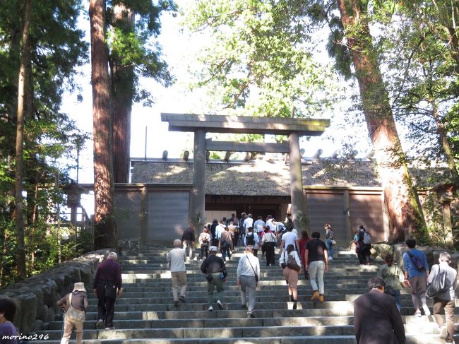 今年の夏は猛暑が続き、遠出をする気分になれず、秋になったら旅に出ようと考えていました。<br />9月の旅行計画を立てて予約をしたのですが、台風のため断念し、キャンセル。<br />仕切り直しで、10月に秋晴れを期待して計画したのですが、またまた次々と台風が直撃したため、今度もダメかと気をもみましたが、何とか台風21号の雨も止み天気は回復し、1泊2日で愛知県と三重県へ出掛けてきました。<br /><br />1日目は、豊川稲荷をお詣りし、渥美半島の先端にある伊良湖岬へ<br />2日目は、伊良湖岬からフェリーで鳥羽へ渡り、伊勢神宮へお詣りしてきました。<br /><br />旅行記は、<br />１．きつね千体のパワースポット豊川稲荷<br />２．伊良湖岬・恋路ヶ浜<br />３．伊勢湾フェリーでお伊勢詣り<br />の３部構成としています。<br />