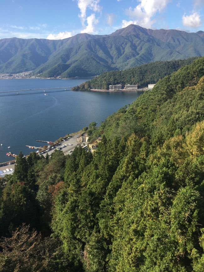 先日の台風で、中央線が不通の箇所があり、二子玉川から高速バスで河口湖駅まで向かいました。<br /><br />途中、事故のため大渋滞にはまり、1時間40分遅れて13時半ごろに到着。<br /><br />急ぐ旅ではないので、それもまたバスの旅とゆったり構えて。<br />多少、お腹は空きましたが、我慢した分、ランチを美味しくいただきました。<br /><br />かちかち山ロープウェイ、久保田一竹美術館、富士大石公演など。<br /><br />暖かく、秋晴れに恵まれた楽しい旅になりました。<br />