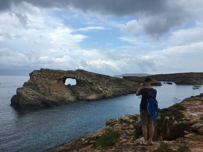 9月上旬より10日間、18歳の息子とマルタ島に行って来ました。今回ダンナは途中からの合流です。<br /><br />息子が「シュノーケルで魚を見たい、ダイビングのライセンスを取りたい」というので、『ヨーロッパで魚をたくさん見られそうなところ』を探してみました。<br /><br />①ランペドゥーサ島＋どっかですごくいいと読んだウスティカ島<br />②知人のダイバーに「ヨーロッパでシュノーケルで魚がいっぱい見れるとこってある？」と聞いたら「ない」と即答されたが、「南フランスくらいかなぁ」ってことで南フランス<br />③ちょうど友人家族が行っていたアゾレス諸島<br />とで悩んだ末、後で来るダンナと途中で合流することを考えてマルタに決定。彼が来るまでの前半で息子のダイビングライセンス取得と北の観光を終えるよう旅程を組みました。<br /><br />9/ 4(水) 14:10マルタ国際空港着、宿の迎えでSt Paul&#39;s Bayのホテルに15時過ぎ到着後<br />　　　　 Bugibbaの町までブラブラ(The Pearl Guest House 3泊ｘ70EUR)<br />9/ 5(木) Mellieha、Mosta Rotunda、Mdina散策<br />9/ 6(金) Popeye village、Blue Lagoon Sunset Cruise<br />9/ 7(土) 午後Gozo島へ。Victoria散策(The Travellers Inn 2泊ｘ69EUR)<br />9/ 8(日) Blue Hole、Ta Pinu、Ramla Bay、Tal-Mixta Cave、Marsalforn、Salt Pans<br />9/ 9(月) Xlendi Bay、Blue Holeでシュノーケル(The Pearl Guest House 105EUR)<br />9/10(火) Comino島のBlue Lagoon、Crystal Lagoon、Santa Maria Caves<br />　　　　 夕方Gziraのホテルへ(115 Strand Hotel &amp; Suites 3泊ｘ126EUR)<br />9/11(水) Blue Grotto、Hagar Qim、Ghar Lapsi、Valletta散策<br />9/12(木) 聖ヨハネ大聖堂、Marsaxlokk、St.Peter&#39;s Pool<br />9/13(金) 午前中Velletta散策後帰国<br /><br />今日ダンナ合流。で、なにしょう？<br />3人の意見がまとまらず話し合いは難航、<br />お天気も悪くて行先がなかなか決まらず・・。<br />出遅れた1日となりました。