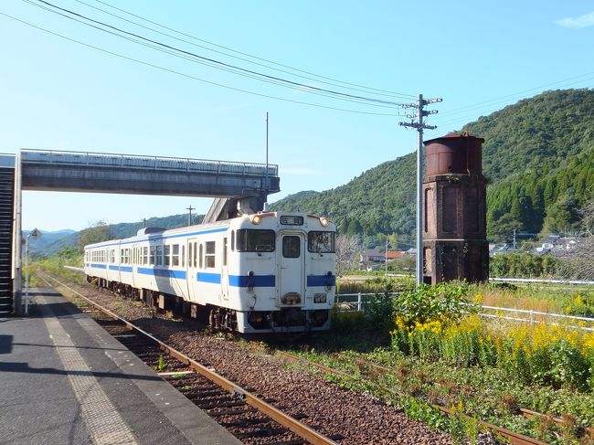 佐賀県を南北に結ぶ唐津線。路線の真ん中あたりにあるのが厳木駅。ゲンキ駅とは読みません。<br />SL時代の木造駅舎と給水塔が残る趣ある無人駅に行ってきました。