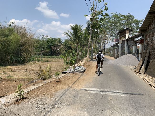 ボロブドゥール遺跡から3kmのアマンジオ＠インドネシアに宿泊。<br />遺跡も寺院もホテルもオススメだけど、ちょっとのんびり地元の村の自転車散策もおすすめです。<br />痛いところに手の届く、、なんとも言えない良い散策でした。<br /><br />＜まとめ＞<br />★コース：4h程度、手段：自転車、値段：900000Rp/group<br />アマンジオ→地元の市場で買い物→地元の村へ移動→豆腐屋→陶芸の村で陶芸にチャレンジ→蜂蜜屋さん→3Dカメラハウスに寄り道→疲れた→お迎えに車できてもらう<br />★ラクジュアリーな旅もいいけど、やっぱり地元の生活も（安全に快適に←大事）垣間見たいって人におすすめ<br />★ドライバーさん（大体が地元の人っぽい）と仲良くなって連れ回してもらうのもオススメ<br />★疲れたな、と思って頃に音を上げたくなる頃に、車でお迎えに来て冷たいタオル渡してくれる<br />☆暑いし、焼けるし、多少なりとも疲れる。<br />☆アマンジオの周辺は坂道が多いので、帰り道辛い（アマンジオは丘の上にある）<br />