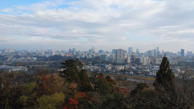 仙台市に出張で訪問し、夕食はJR仙台駅周辺で新鮮な魚介類を満喫しつつ痛飲。JR仙台駅直近のホテルに宿泊した翌朝、天気に恵まれたこともあり、青葉城址までの往復を徒歩で散策。早朝の独特な静けさに包まれた街並みは、ある種の趣があり、遥か遠くに見えた青葉城址も、いつの間にか…。12月の冷ややかで澄んだ空気の中、木々に囲まれた坂道を上り続けて、ようやく到着。青葉城址から眺める景色は最高。これまで数度、訪問していますが、毎回、新鮮に感じられます。往復で１時間前後。とても清々しいひと時を過ごさせていただきました。