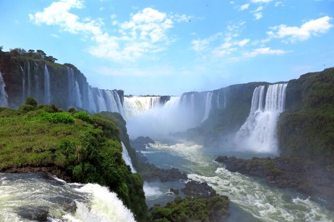 ６月から日本人の観光目的のブラジル入国にビザが要らなくなったので、ブラジル側のイグアスの滝を見に２泊３日の旅行へ。ブエノスアイレスからプエルトイグアスへ飛んで、タクシーで国境を超えて、フォス・ド・イグアスに宿泊。イグアスの滝はAirbnbの体験ツアーを利用して見学しました。行きの飛行機が早朝だったので、ブラジルに行く前にアルゼンチン側の滝を見てからブラジルに移動しました。<br /><br />航空券 (Flybondi, EPA-IGR) 1180ペソ<br />タクシー 3400ペソ<br />ホテル 7370円（一泊はHotels.comのリワードを利用）<br />バス 360ペソ<br />入場料 410ペソ+115レアル+30ドル<br />食事・軽食等 1500ペソ+108レアル<br /><br />計 260USDほど