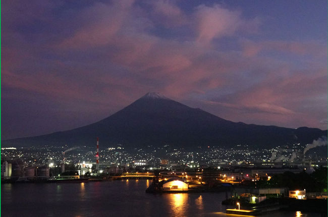 またまた夜明けの田子の浦港にやってきました。<br />全く同じでは、つまらないし、子供の使い。<br />そこで２台のカメラを使いました。成果が出ますかどうか。(笑)<br /><br />撮影時間の後の()書きは使用カメラです。<br />RX10…ソニーRX10Ⅳ(DSC-10M4) <br />未記入…ソニーRX100VI<br /><br />★富士市役所のHPです。<br />https://www.city.fuji.shizuoka.jp/